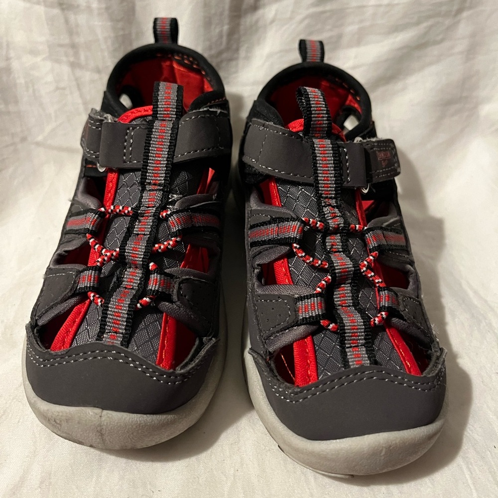 OshKosh sneaker sandal size 8.